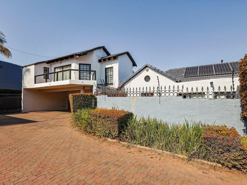 Experience Luxury Living in Waterkloof Ridge - Photo 4