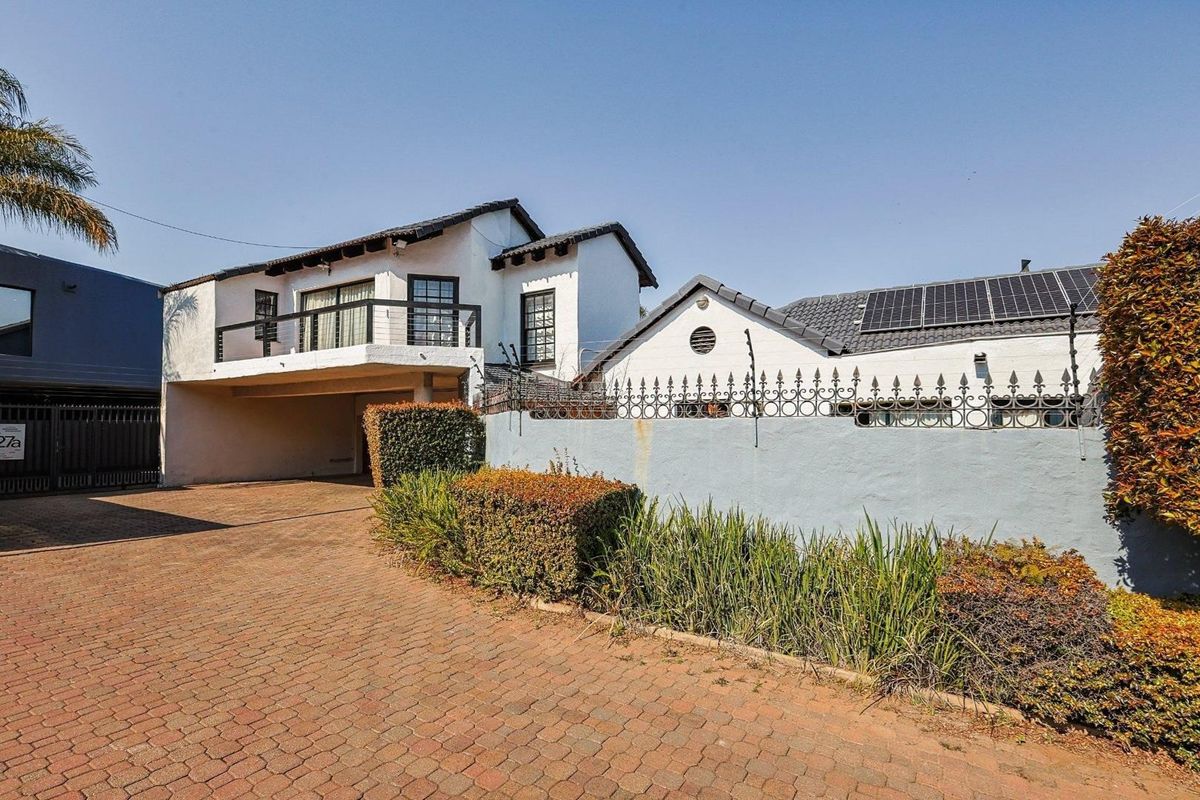 Experience Luxury Living in Waterkloof Ridge - Photo 4