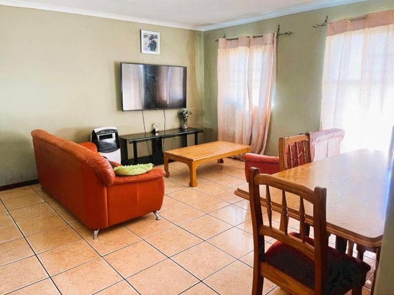 2-Bedroom First-Floor Apartment in Whitney Gardens - Photo 4