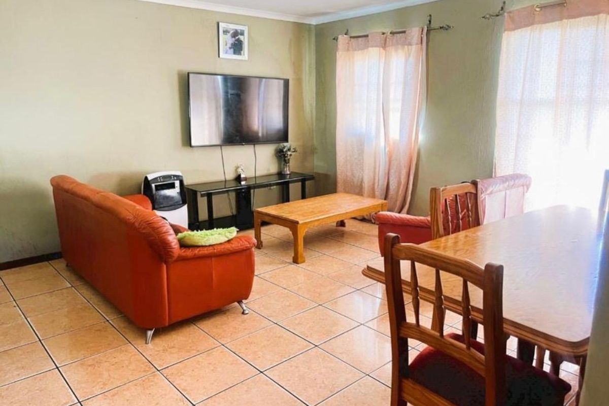 2-Bedroom First-Floor Apartment in Whitney Gardens - Photo 4