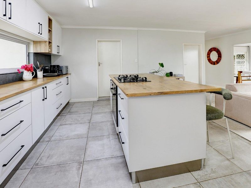 Tranquil Retreat with Mountain Views – Newly Renovated Gem! - Photo 9