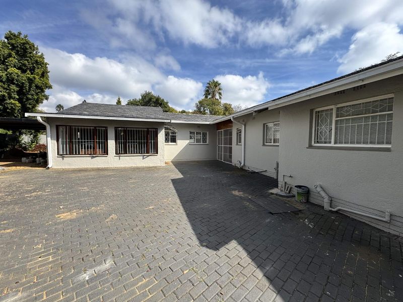 Newly Renovated 4 Bedroom Family Home in Northcliff - Photo 2