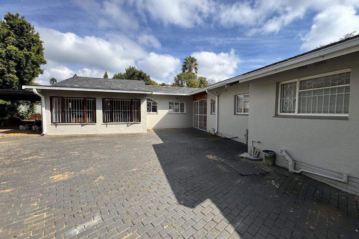 Newly Renovated 4 Bedroom Family Home in Northcliff - Photo 2