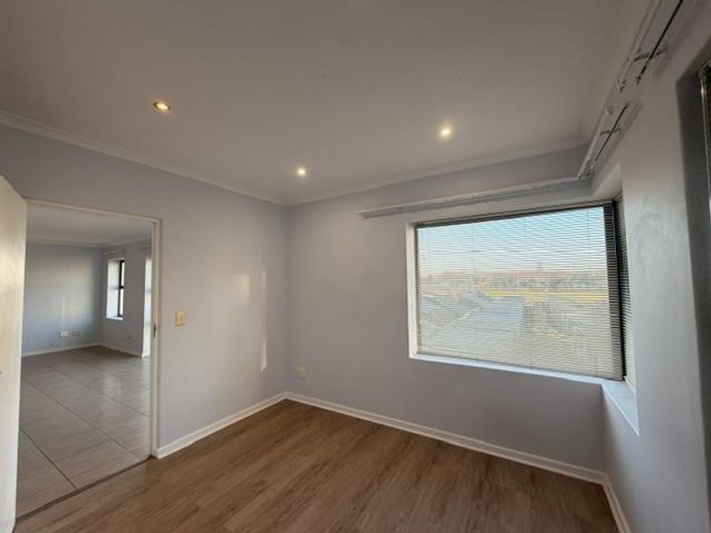 2 Beds, 2 bathrooms UNFURNISHED apartment with 2 parking bays, juliette balcony - Photo 8