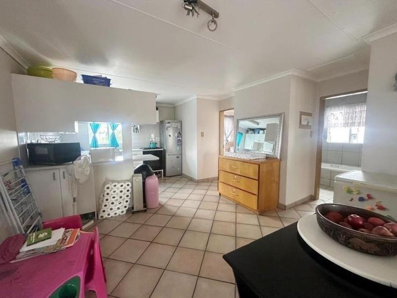 2 bedroom townhouse in Verwoedpark - Photo 6