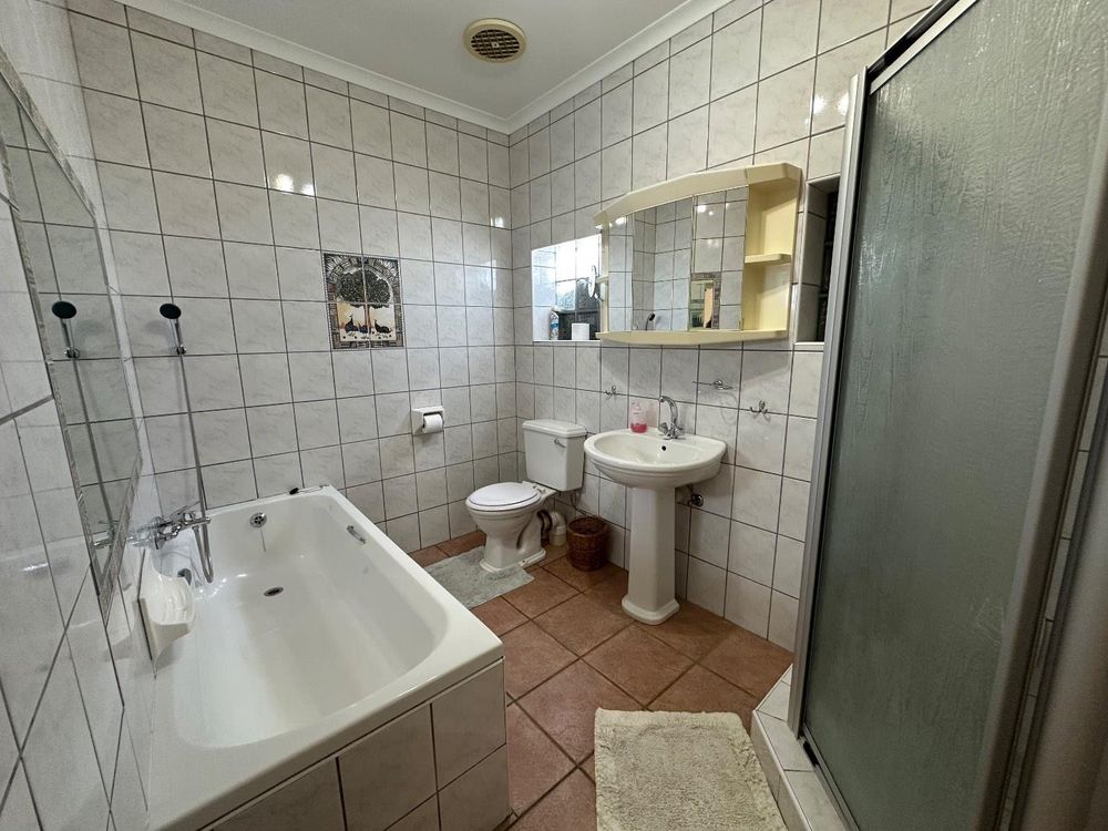 En-suite Bathroom of bedroom 2 upstairs