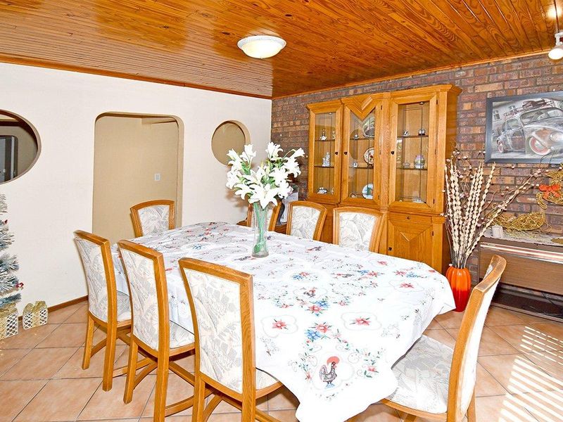 Family Home with Granny Flat - Photo 10