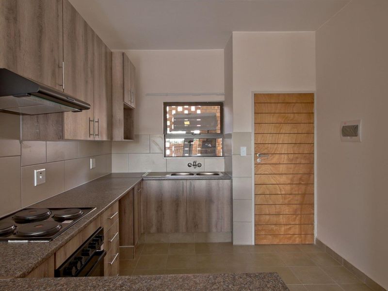 3 Bedroom / 2 Bathroom / Laundry / 1Garage / 1st floor apartment - Photo 3