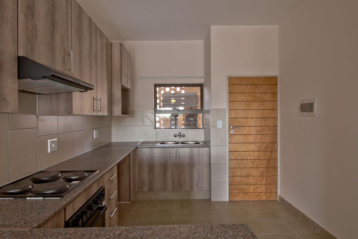 3 Bedroom / 2 Bathroom / Laundry / 1Garage / 1st floor apartment - Photo 3