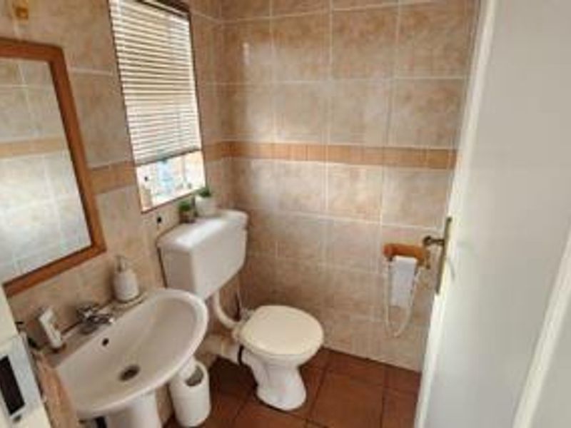 Exquisite Pet-Friendly Duplex Unit with 3 Bedrooms for Sale in Bracken - Photo 7