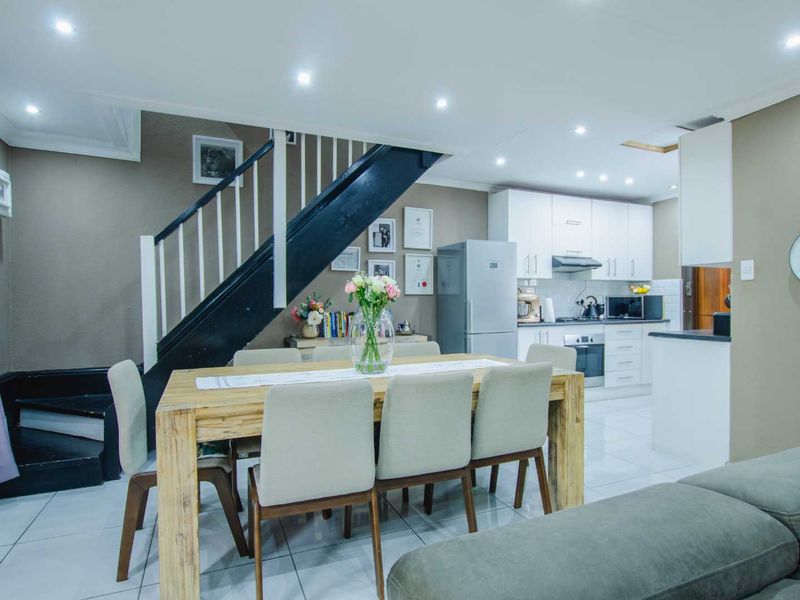 Modern, 2 Bedroom, 2 Bathroom - Photo 4