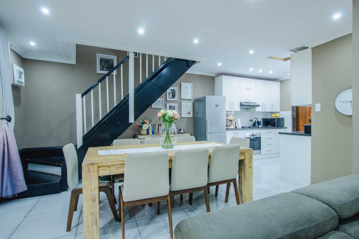 Modern, 2 Bedroom, 2 Bathroom - Photo 4