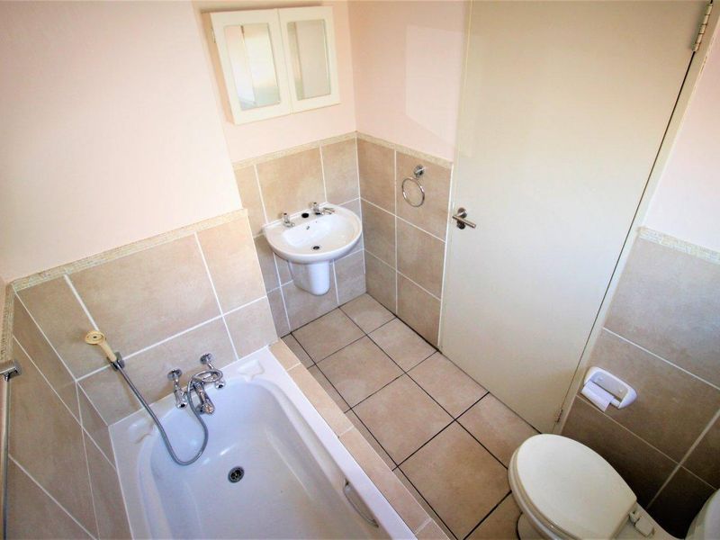 Neat 2 Bedroom, 2 Bathroom Apartment in Rivonia - Photo 9