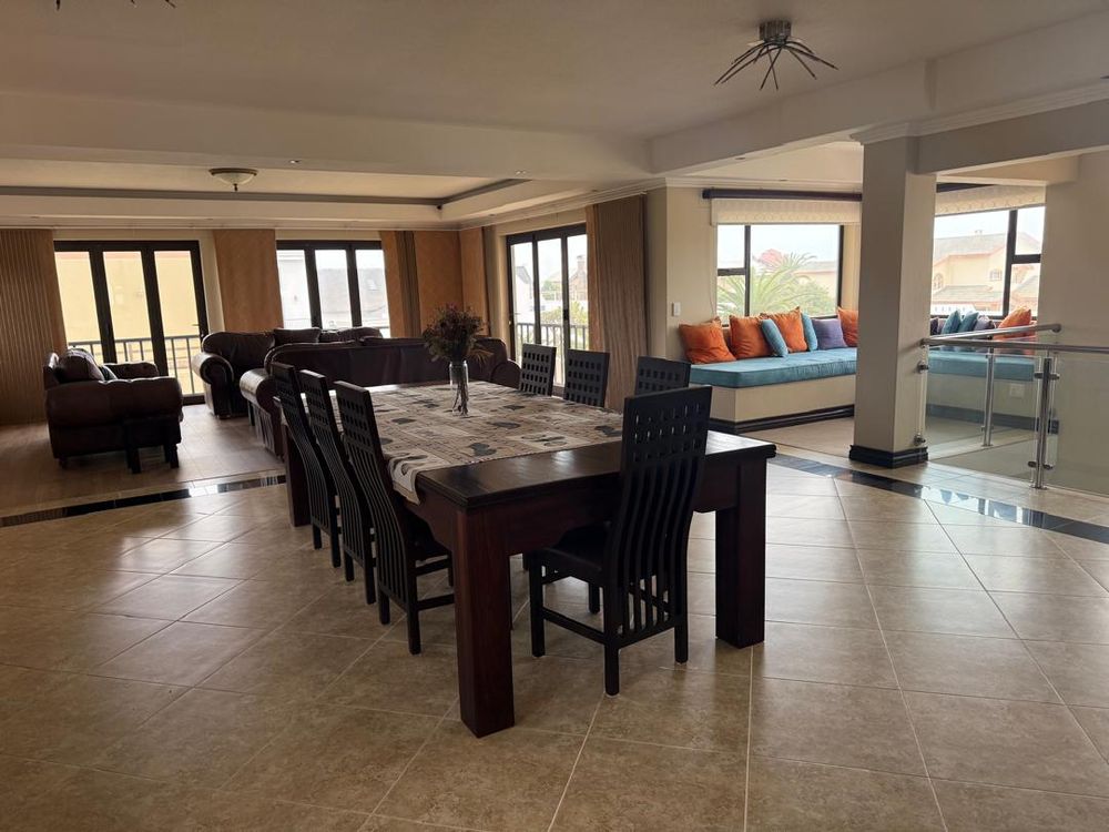 Dining/lounge area