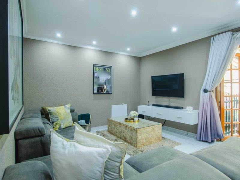 Modern, 2 Bedroom, 2 Bathroom - Photo 6