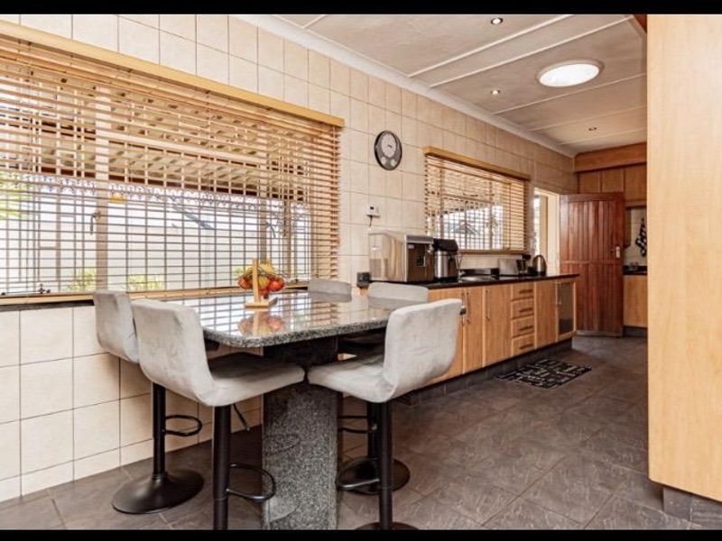 4 Bedroom House for Rent - Photo 4