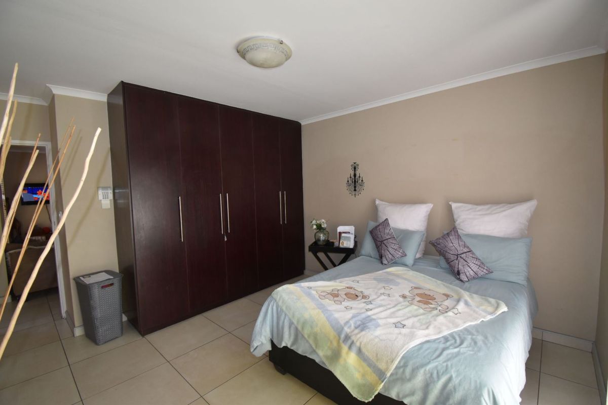 Townhouse in Lagoon - Photo 5