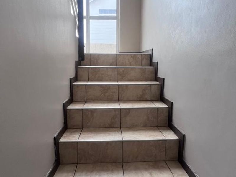 Charming Townhouse: Open Plan, Indoor BBQ & More! - Photo 3