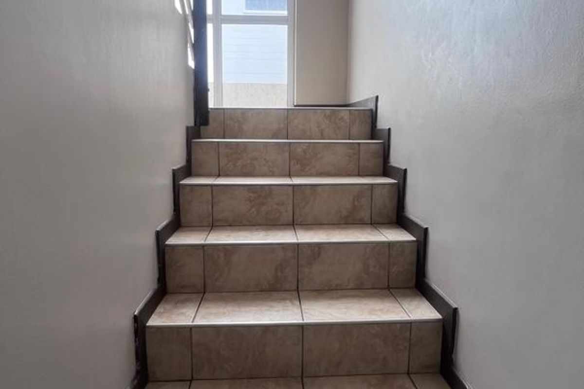 Charming Townhouse: Open Plan, Indoor BBQ & More! - Photo 3