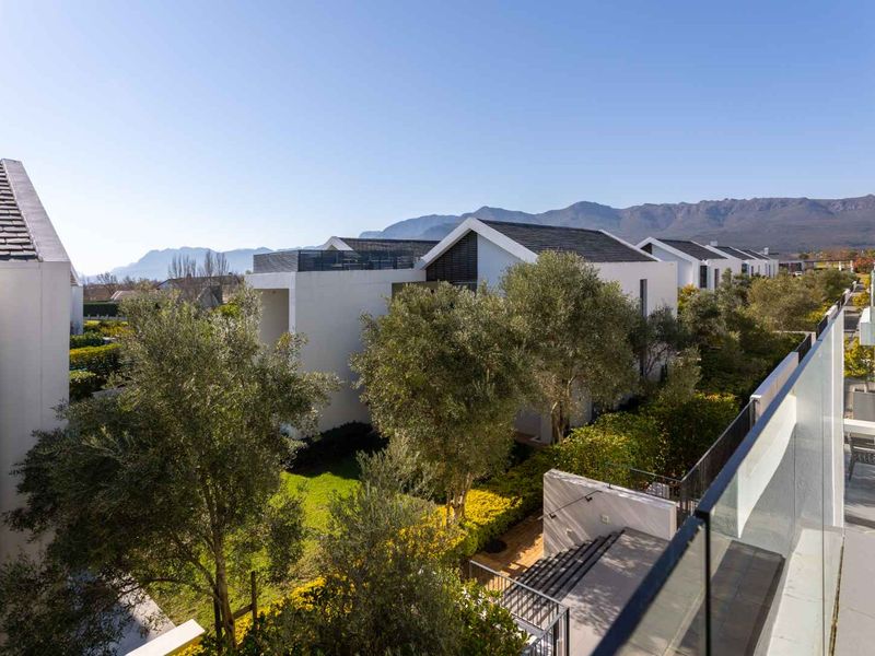 Luxurious Unfurnished Two-Bedroom Polo Village Apartment on Val de Vie Estate - Photo 9