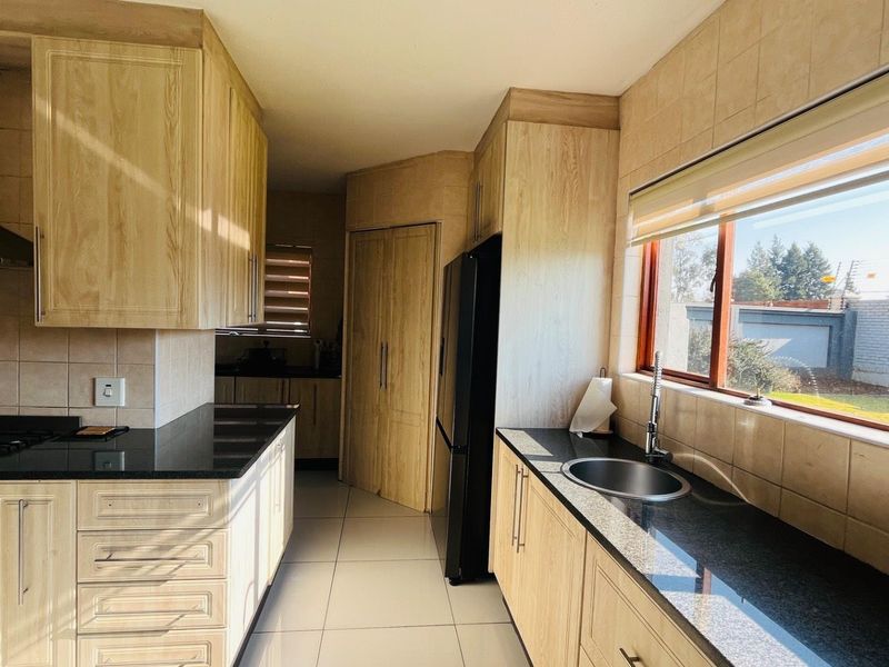 Beautiful family home in secure lifestyle estate - Photo 5