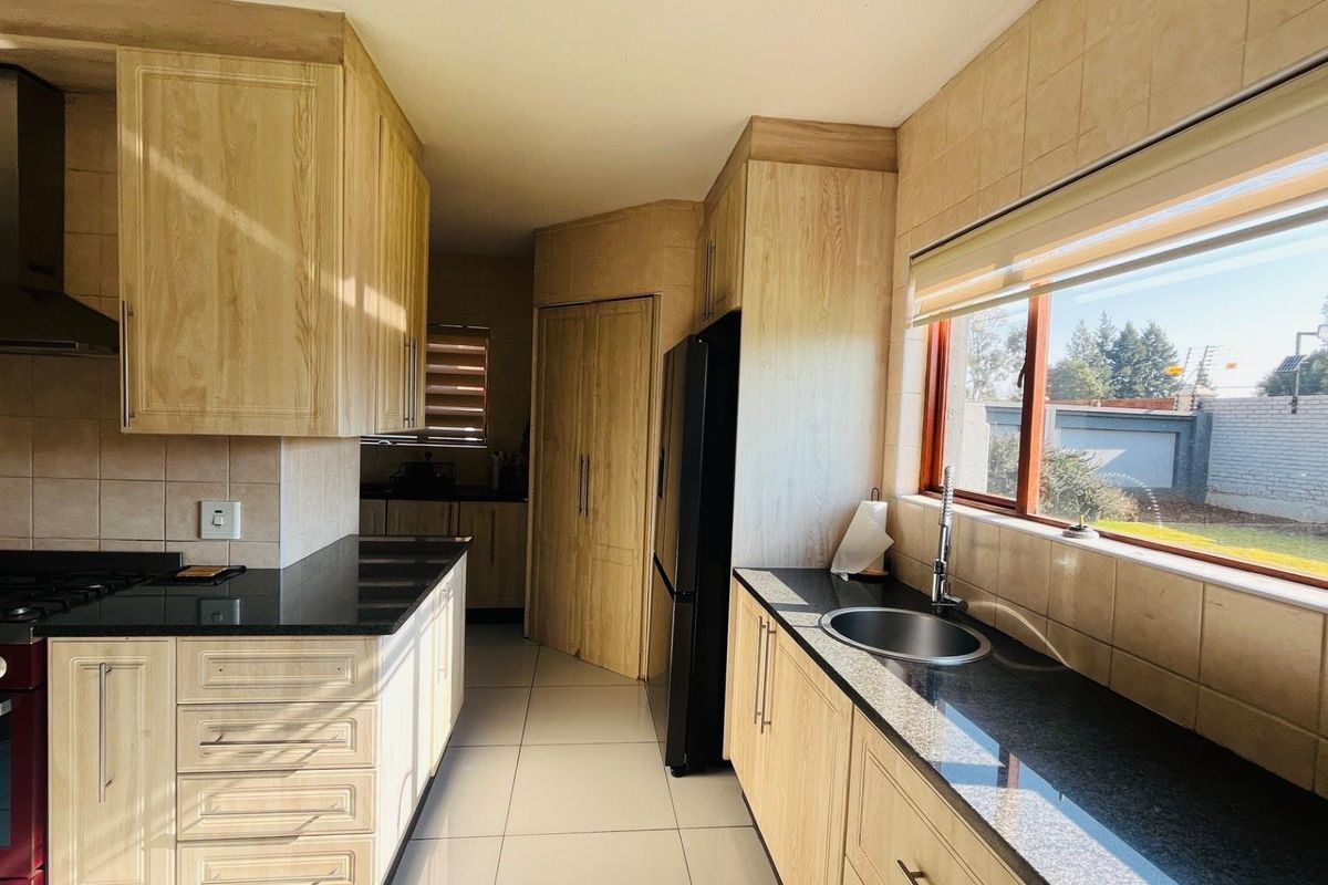 Beautiful family home in secure lifestyle estate - Photo 5