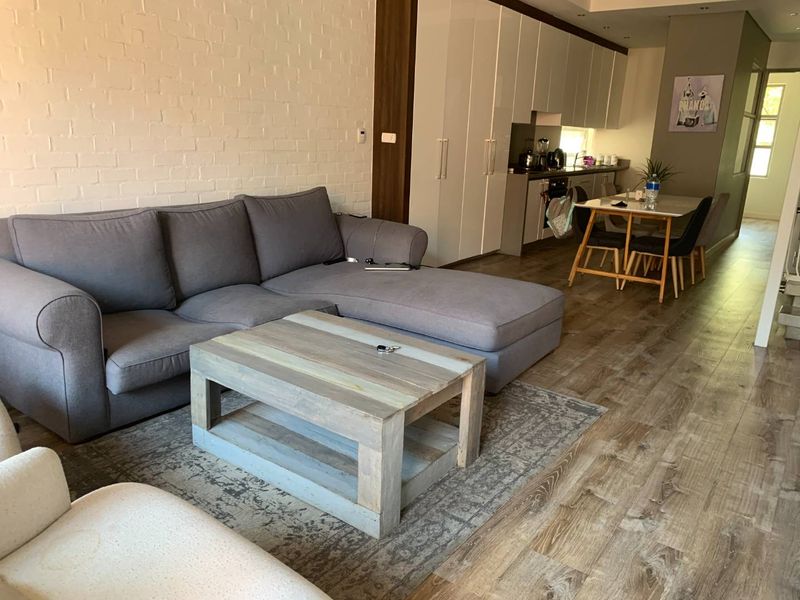 DELIGHTFUL TOWNHOUSE - Photo 2