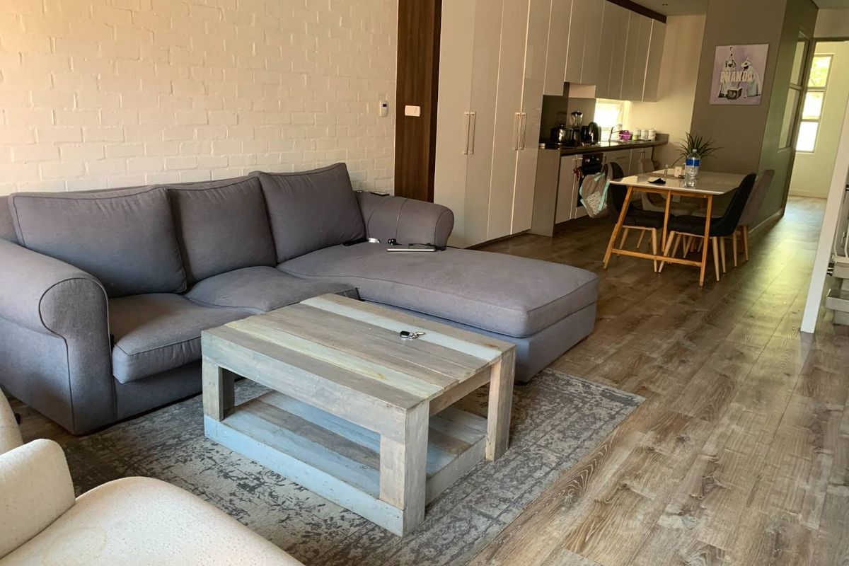 DELIGHTFUL TOWNHOUSE - Photo 2