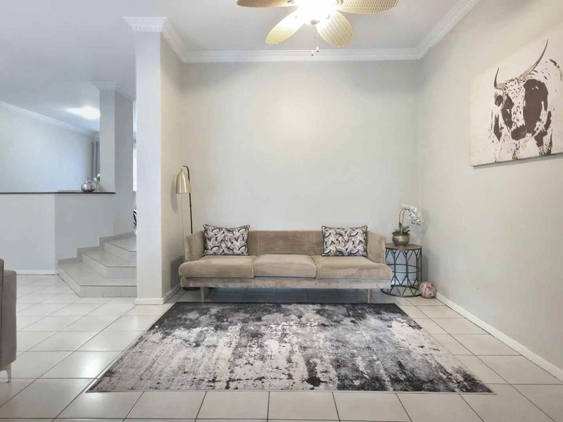 Perfect Location, Perfect space – 3 Bedroom Sandton Townhouse with Private Garden - Photo 8