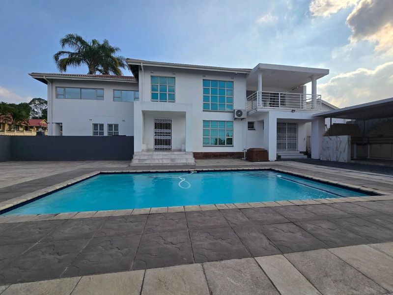Distinguished Escombe Residence with Premium Amenities - Photo 1