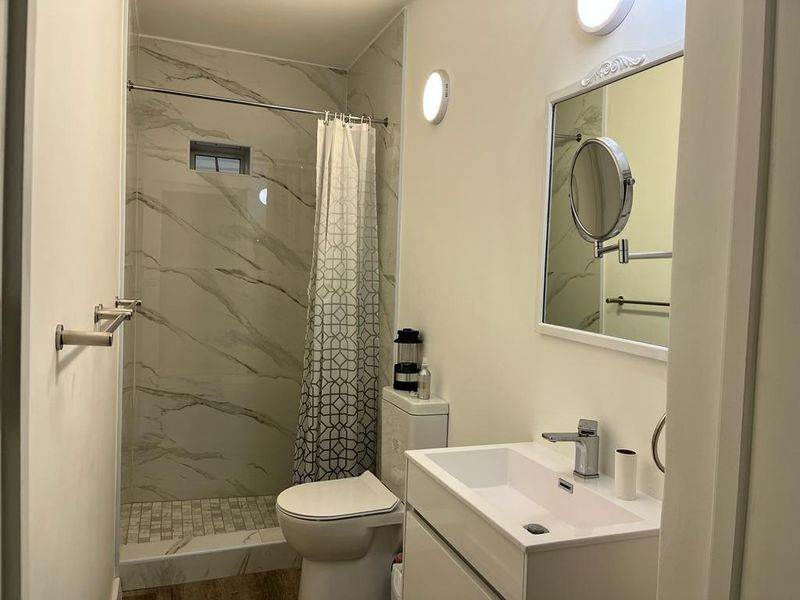 Beautifully decorated one bed apartment off the main house - Photo 10