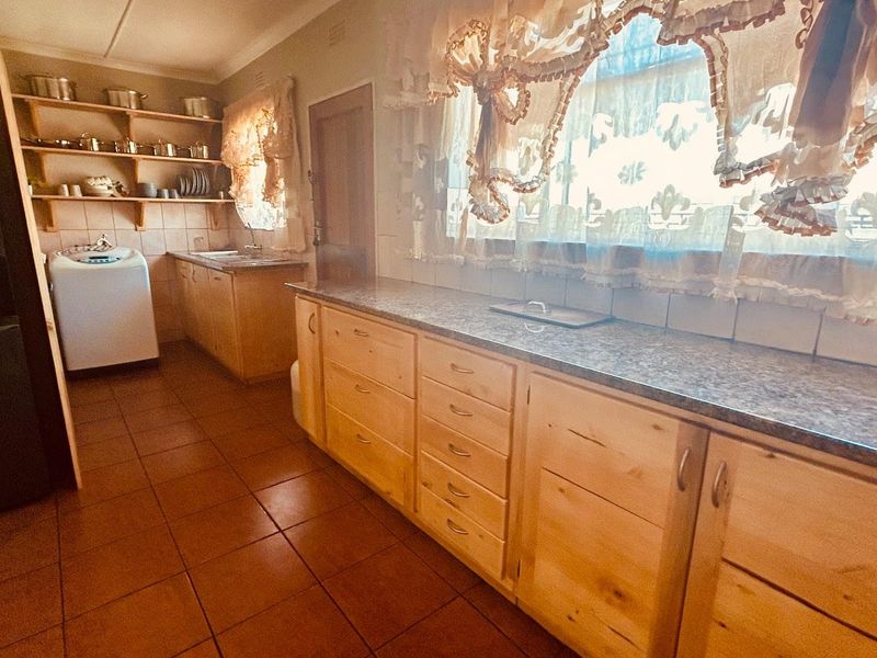 3 bedroom house for sale in good area of Vryheid - Photo 7