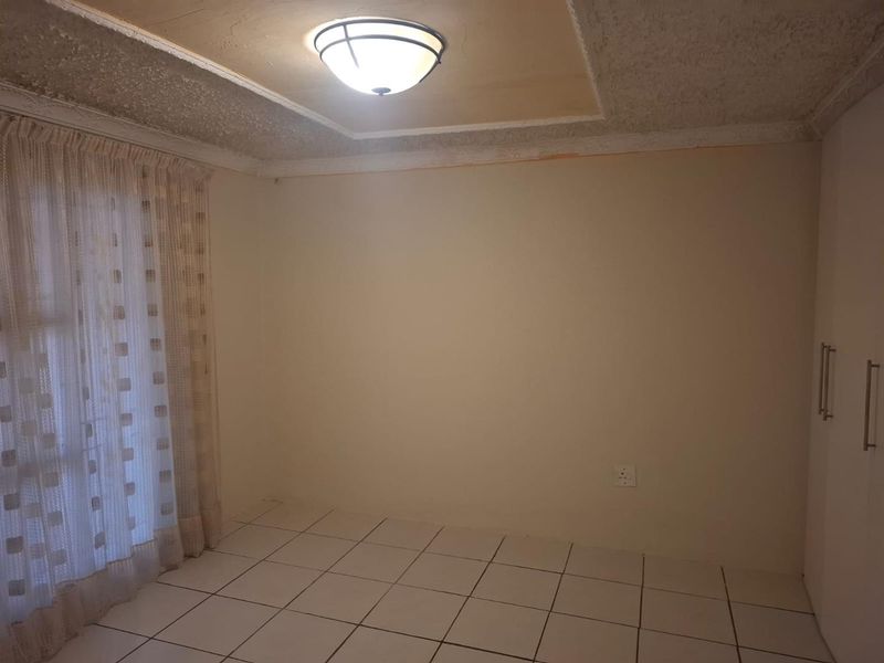 2 Bedroom House for sale - Photo 10