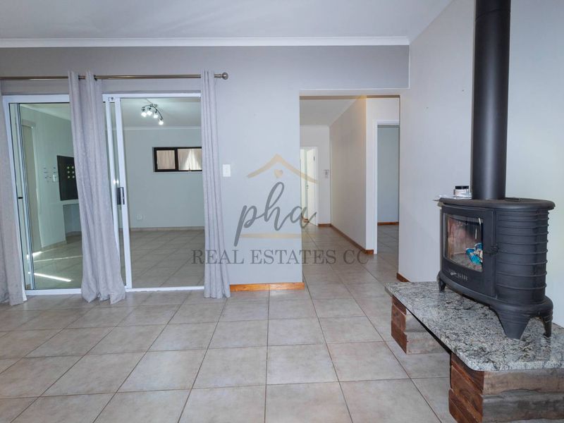 SPACIOUS Home with Flat & 4 Garages - Photo 7