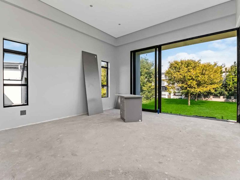 Contemporary Elegance Meets Estate Living - Photo 10