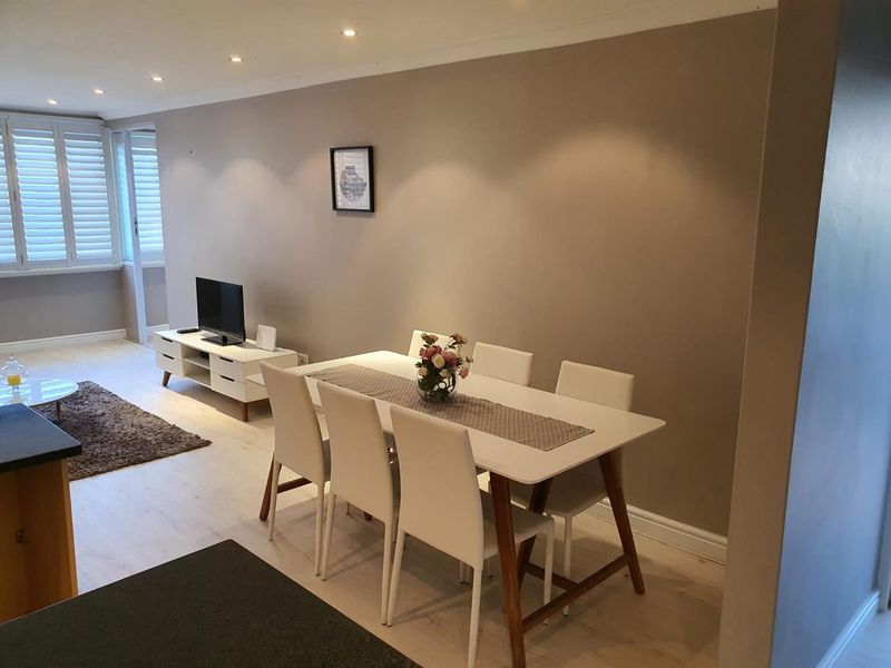 Exceptional Location in Mouille Point - Photo 4