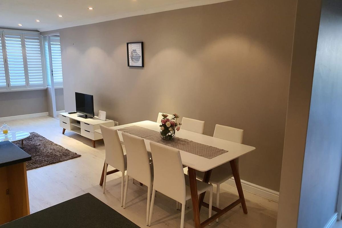 Exceptional Location in Mouille Point - Photo 4