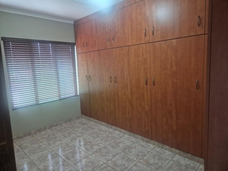 Secure, Spacious & Pet-Friendly 5-Bedroom Home in Havenside – R950,000 - Photo 9
