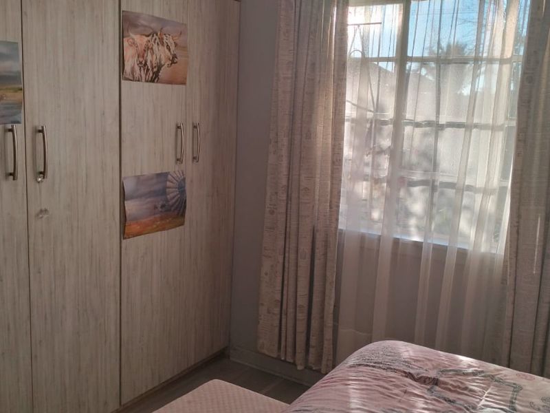 3 Bedroom House for Sale in Bayswater - Photo 4