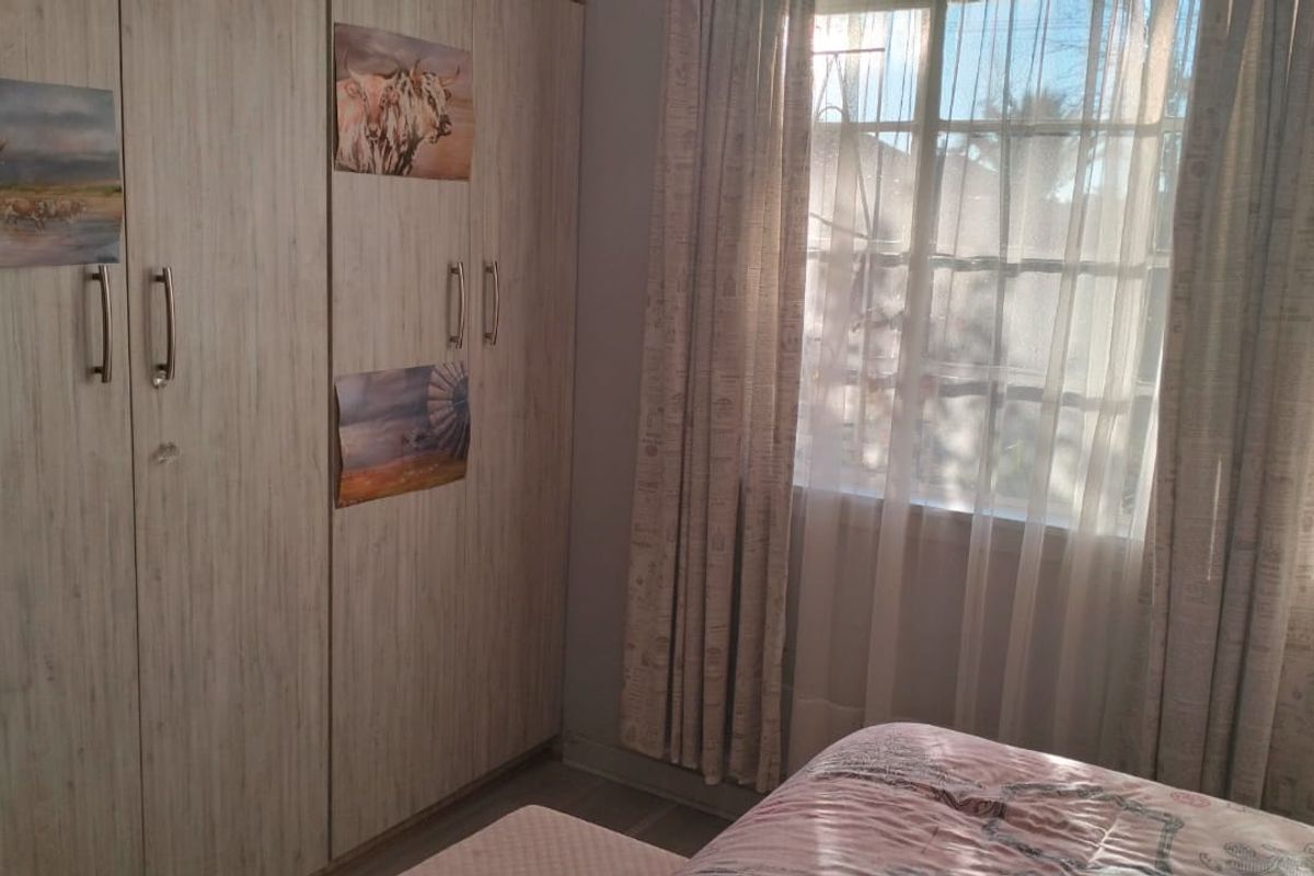 3 Bedroom House for Sale in Bayswater - Photo 4