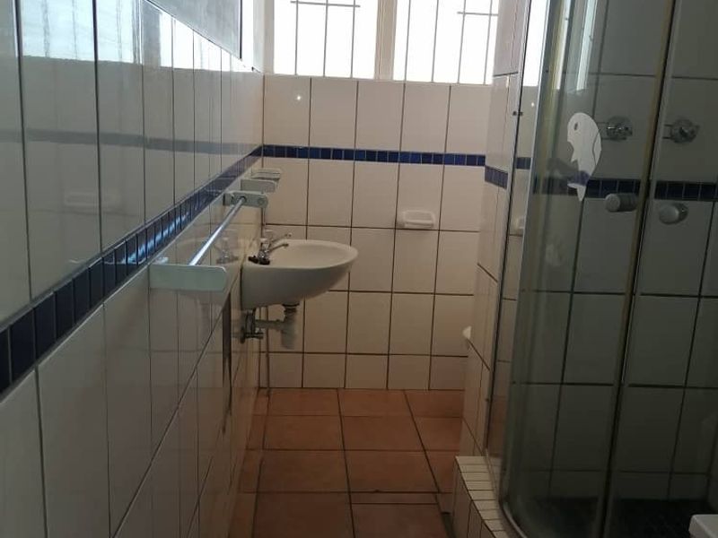 URGENT SALE! 2 BED / 1 BATH FLAT IN CENTRAL WINDHOEK - Photo 4