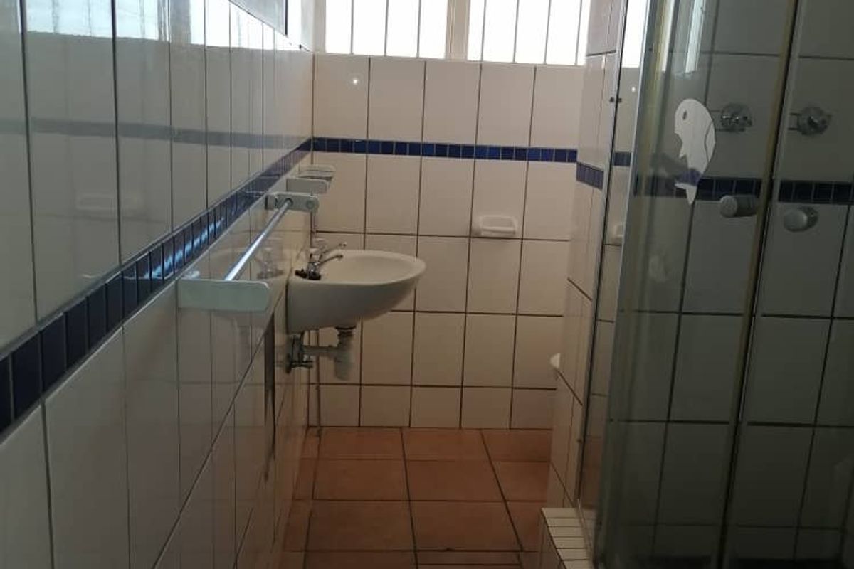 URGENT SALE! 2 BED / 1 BATH FLAT IN CENTRAL WINDHOEK - Photo 4