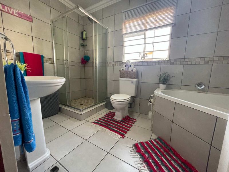 The Complete Package – Spacious Family Living with a Separate 2-Bedroom Flat - Photo 10