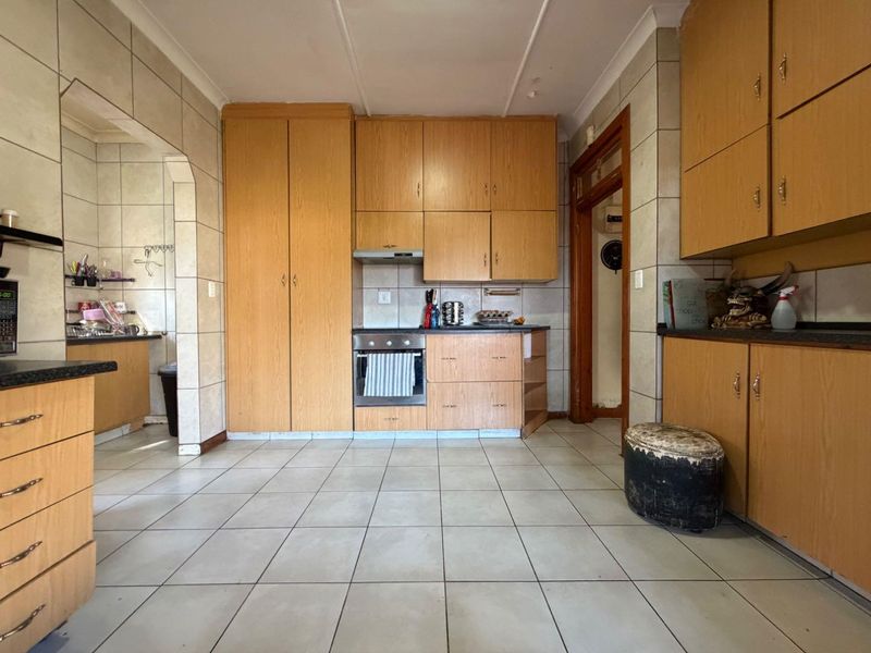 Charming Property with Income-Generating Potential in Regents Park, Johannesburg South - Photo 7