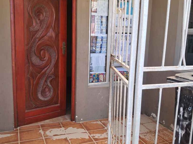 Charming 3-Bedroom Home with Spacious Open-Plan Living - Photo 10