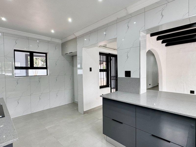 NEWLY RENOVATED 4 BEDROOM FAMILY HOME - Photo 9