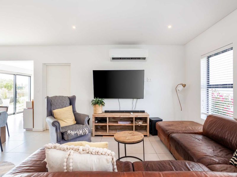 Three-Bedroom Family Home to Rent in Paarl Valleij Lifestyle Estate & Farm - Photo 5