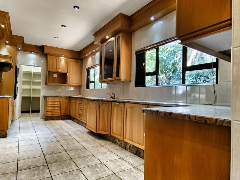 Stunning Spacious Facebrick Beauty - Photo 4