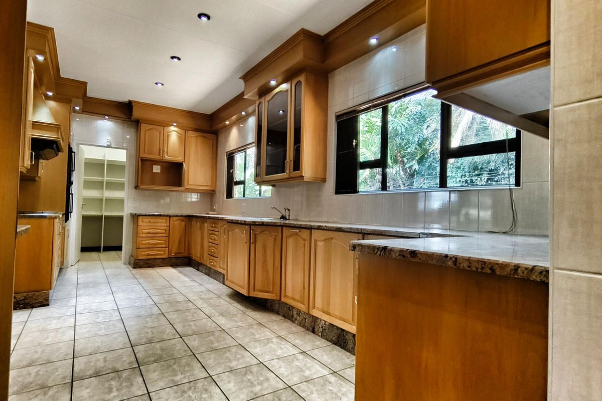 Stunning Spacious Facebrick Beauty - Photo 4