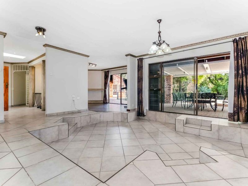 A SINGLE-STOREY FAMILY HOME IN A SECURE BOOMED AREA, WITH A MASSIVE GARDEN -  JUST SOUNDS WONDERFUL - Photo 4